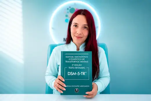 Fernanda Dresch segurando DSM-5-TR como símbolo de autoridade técnica